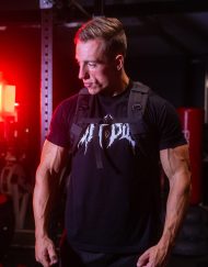 Vue de face de l'athlète portant le sac à dos de sport style militaire montrant les bretelles rembourrées et la sangle de poitrine.