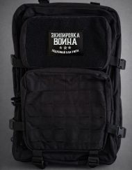 Schwarzer Sportrucksack mit Warrior Gear Cyrillic Lift or DieEdition-Aufnäher.