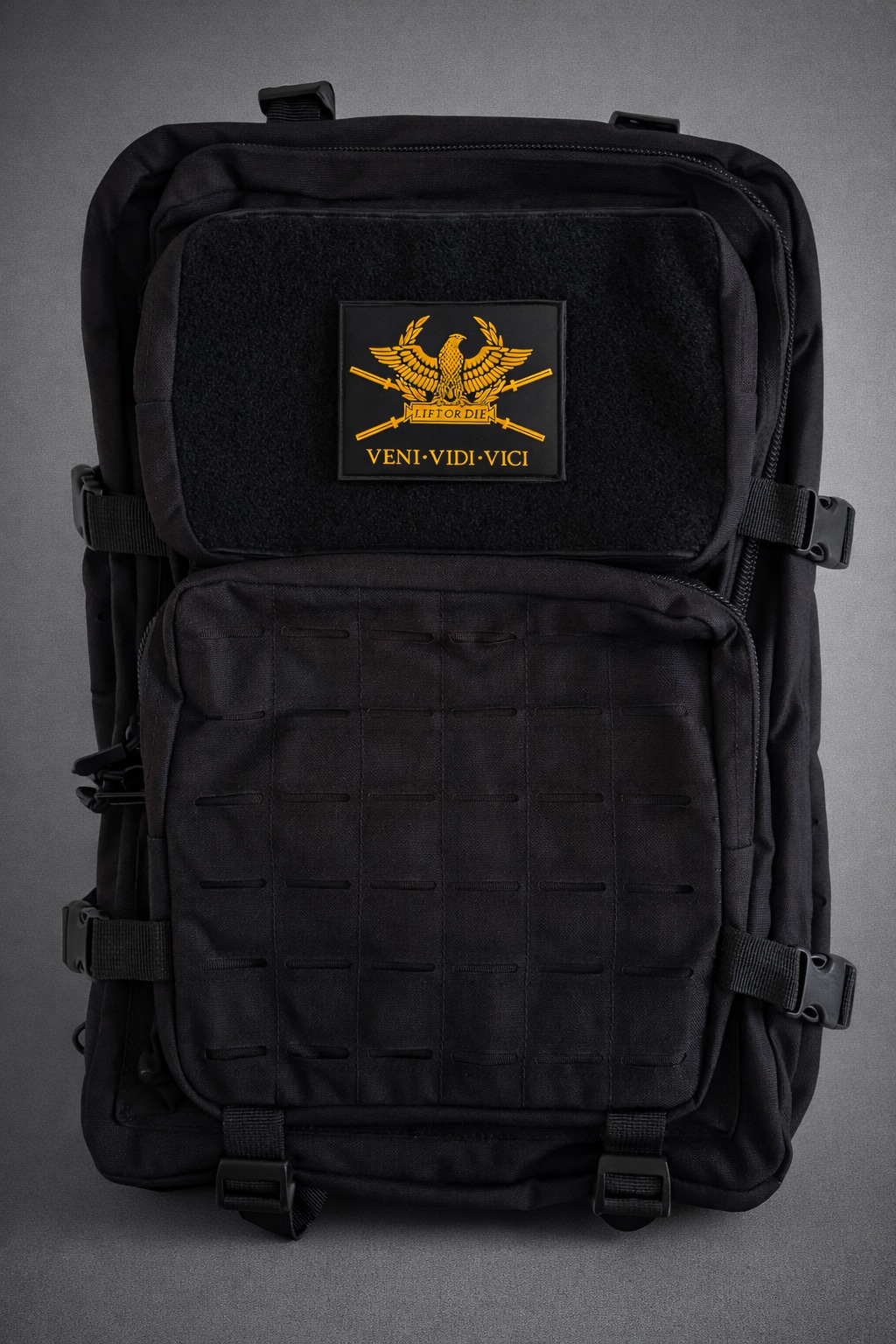 Mochila táctica de gimnasio negra Warrior Gear con parche de PVC Lift or Die Veni Vidi Vici personalizado.
