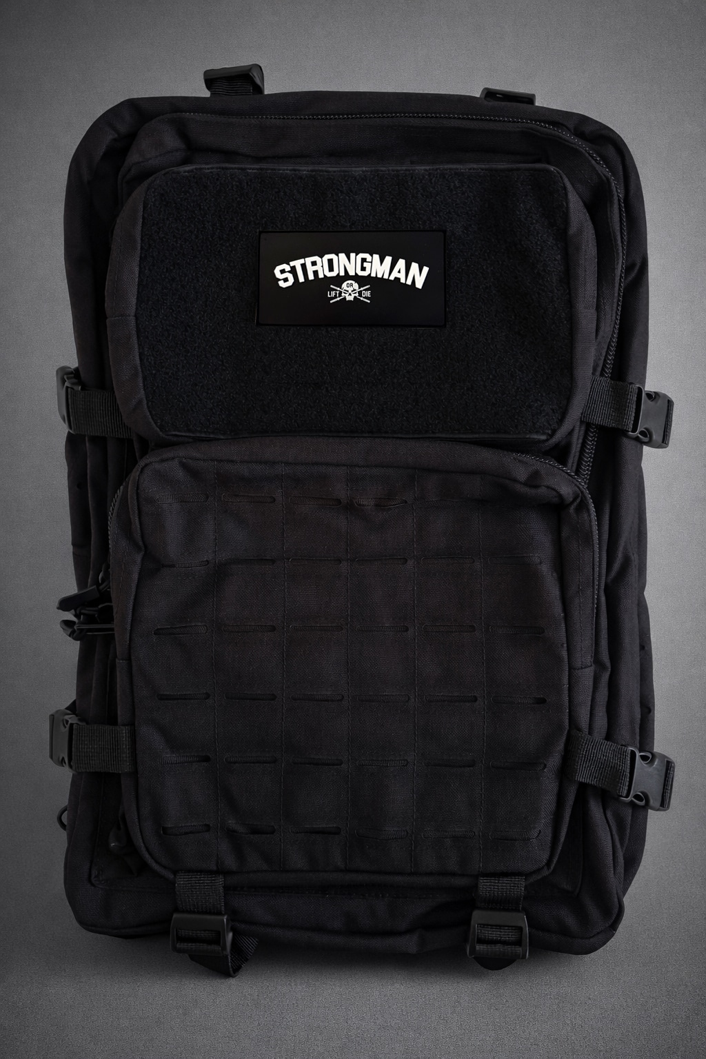 Sac à dos militaire noir personnalisé avec le patch velcro Strongman.