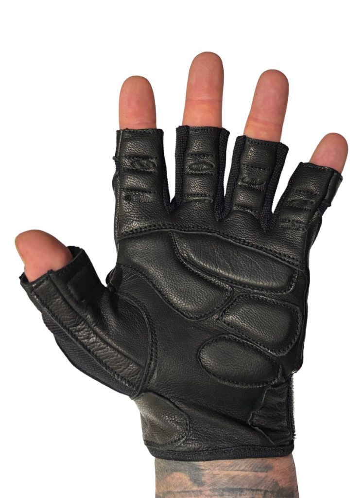 Vista de la palma reforzada y acolchada de los guantes de halterofilia Warrior Gear para una máxima protección.