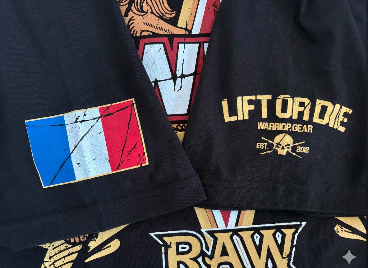 Primer plano de la bandera francesa y el logotipo Warrior Gear en las mangas de la camiseta.