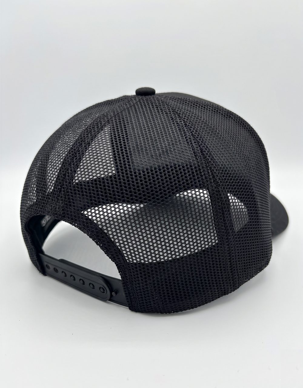 Black adjustable trucker cap in recycled mesh - strongman - powerlifting - bodybuilding