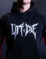 Zoom sur la sérigraphie pectorale blanche Lift or Die style logo Death Metal sur le sweat à capuche noir Warrior Gear.