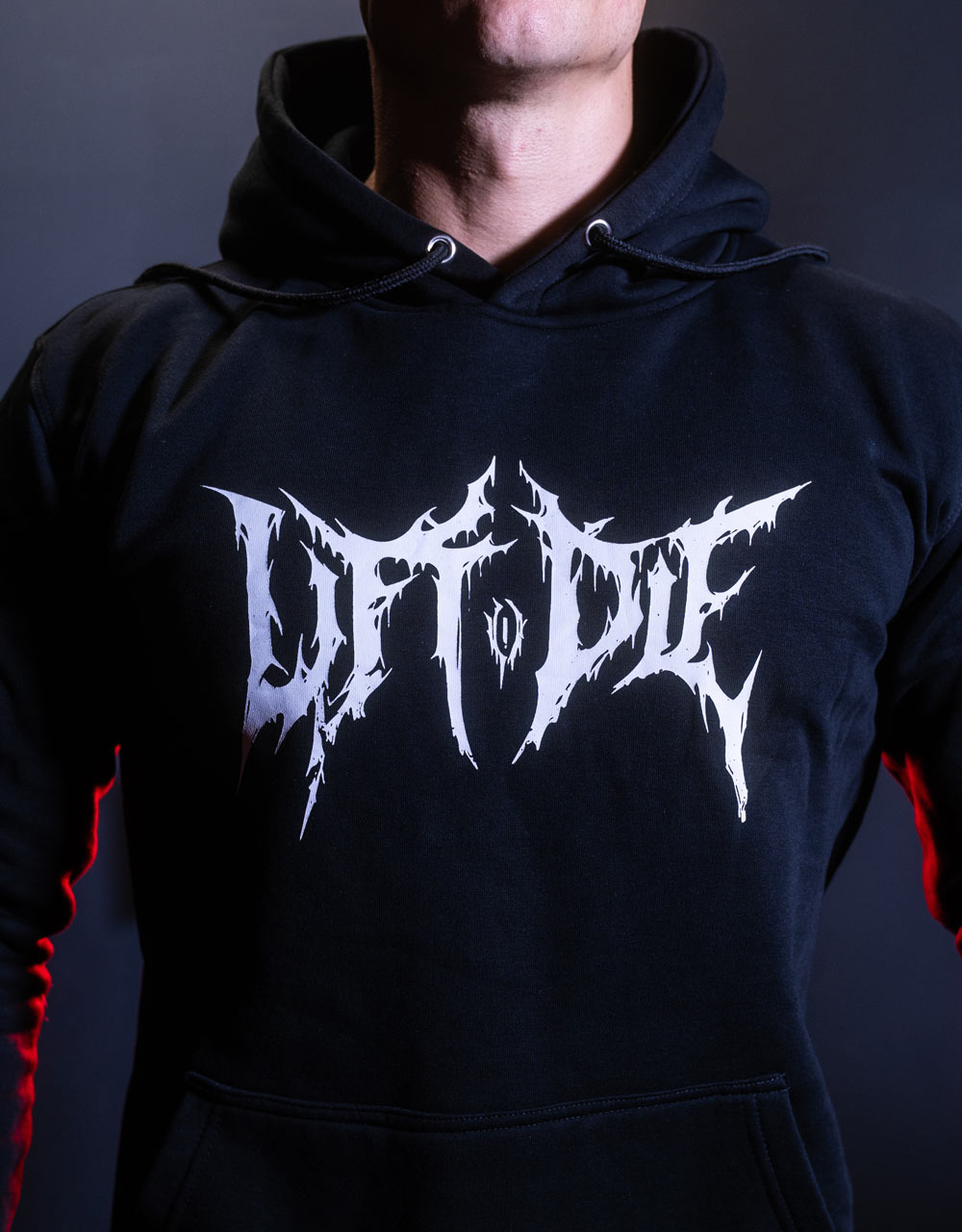 Zoom sur la sérigraphie pectorale blanche Lift or Die style logo Death Metal sur le sweat à capuche noir Warrior Gear.