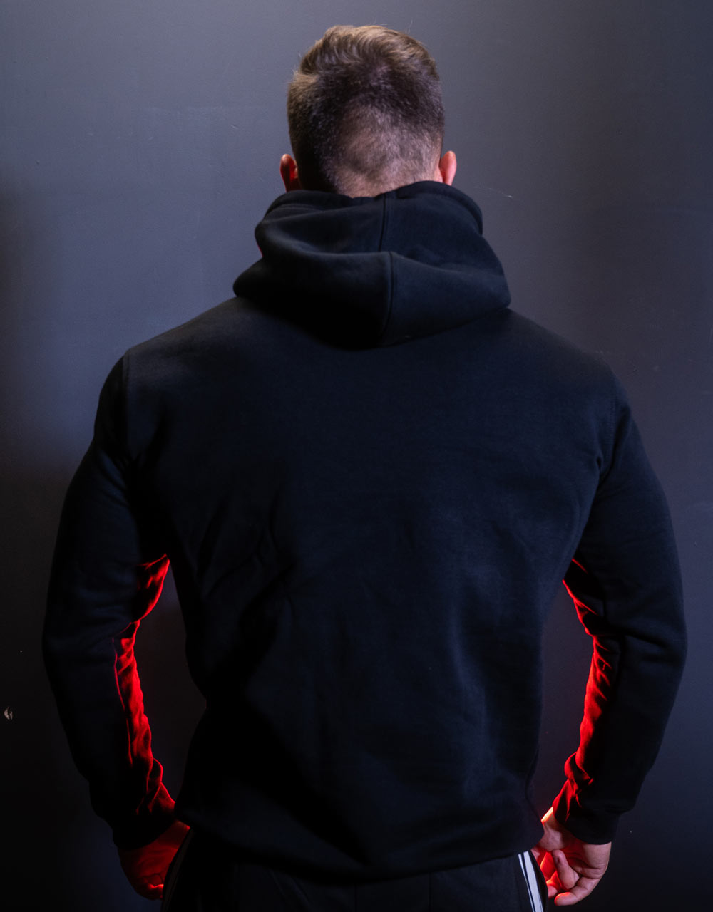 Vue de dos du sweat à capuche noir de force et musculation Warrior Gear montrant la coupe et la capuche.