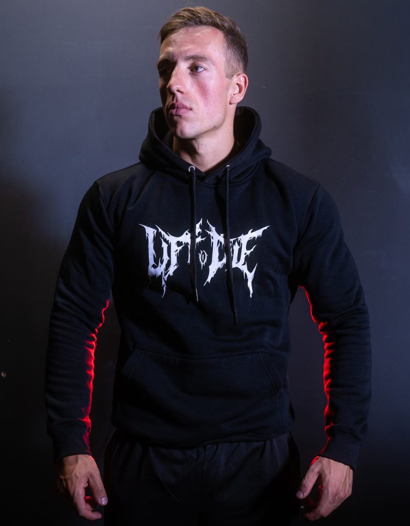 Athlète de face portant le sweat à capuche noir de musculation Warrior Gear avec poche kangourou et logo Lift or Die.