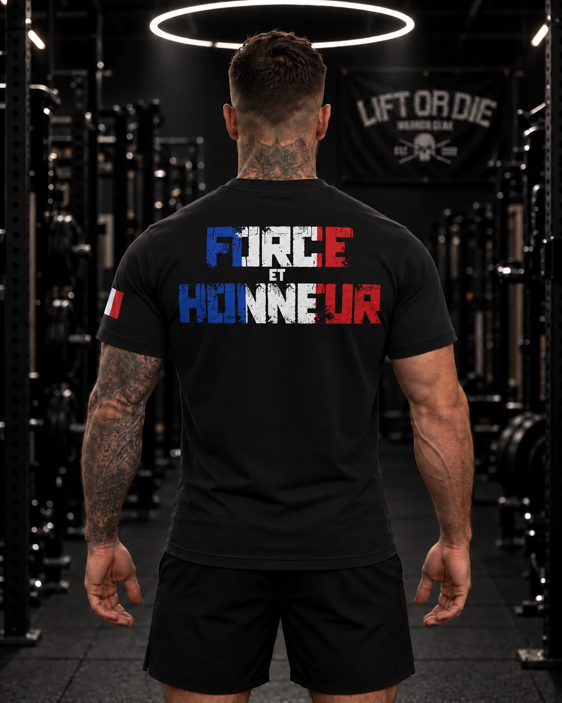 Widok z tyłu koszulki Warrior Gear z dużym hasłem „Siła i Honor” w kolorze niebieskim, białym i czerwonym, idealnym na zawody powerlifting i strongman.