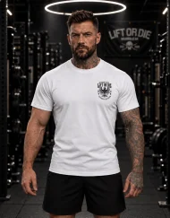 Athlète musclé portant le t-shirt de musculation blanc Strength Division de face, avec logo aigle sur le cœur, marque Warrior Gear.