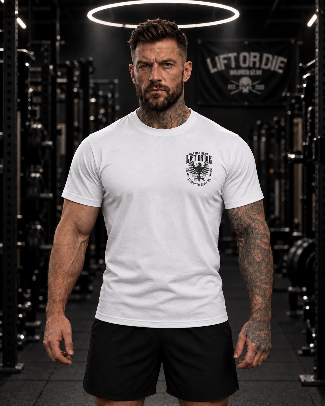 Athlète musclé portant le t-shirt de musculation blanc Strength Division de face, avec logo aigle sur le cœur, marque Warrior Gear.