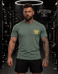 AthlĂšte portant le t-shirt de musculation vert Veni Vidi Vici de face, avec le logo de l'aigle romain dorĂ© sur le cĆur.