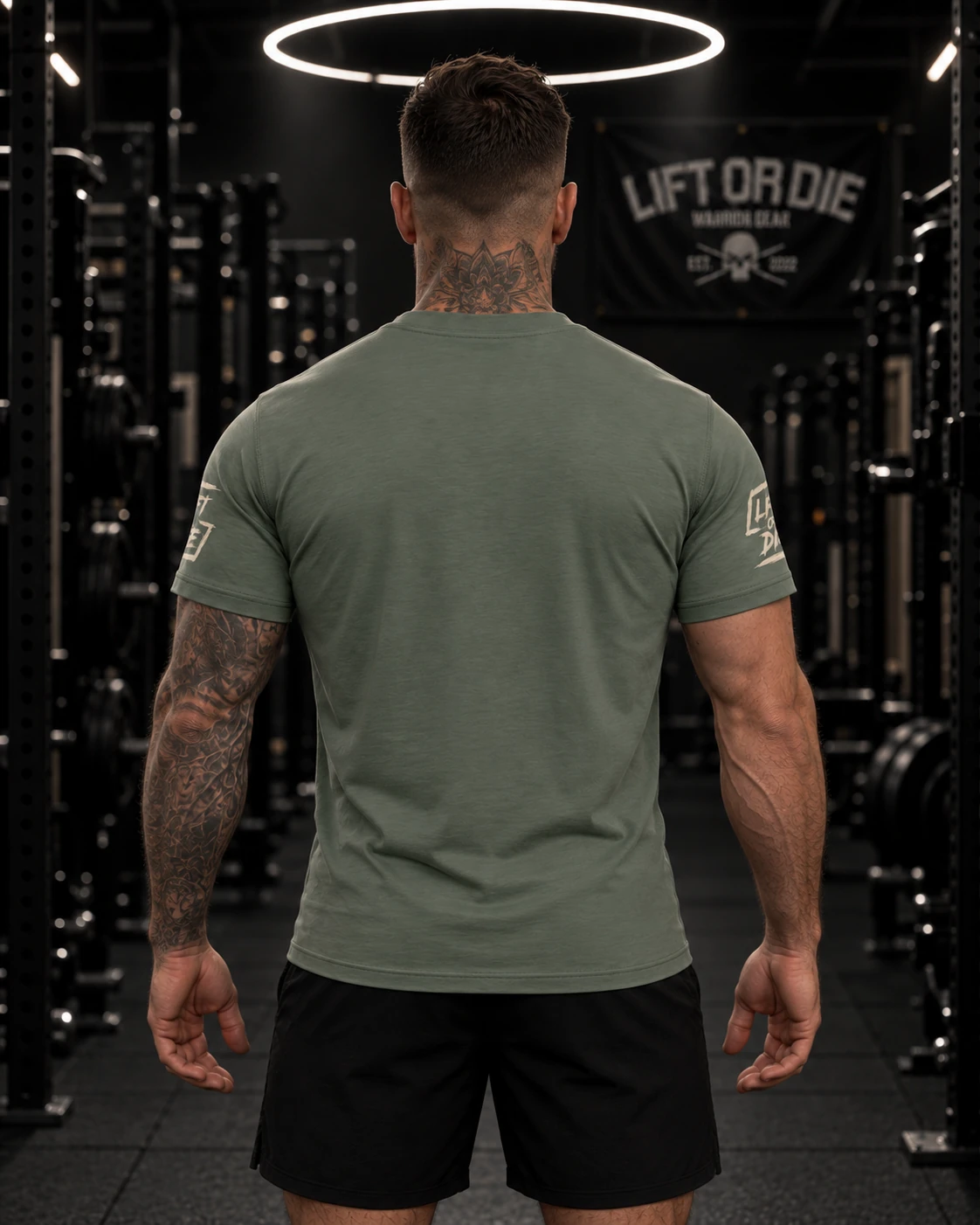 Ansicht von der Rückseite des grünen Bodybuilding-T-Shirts „Tactical Lift or Die, auf der die Logos auf den Ärmeln zu sehen sind.