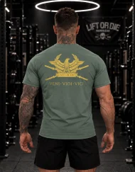 Vista de la parte posterior de la camiseta Warrior Gear que muestra un águila majestuosa, barras cruzadas y la cita Veni Vidi Vici, ideal para powerlifting y strongman.