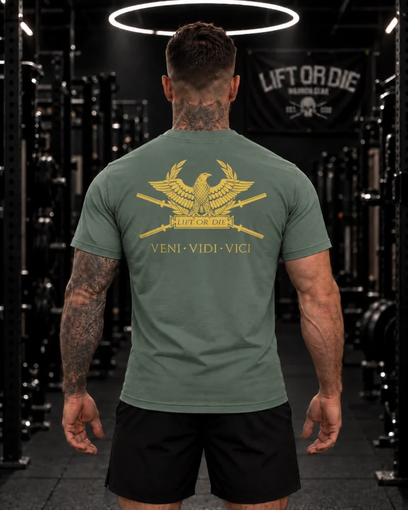 Die Rückseite des Warrior Gear T-Shirts zeigt einen majestätischen Adler, gekreuzte Balken und das Zitat Veni Vidi Vici– ideal für powerlifting und strongman.