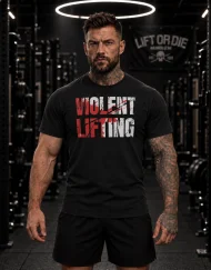 Kulturysta ubrany w czarną koszulkę z zakrwawionym logo Violent Lifting, marka Warrior Gear.
