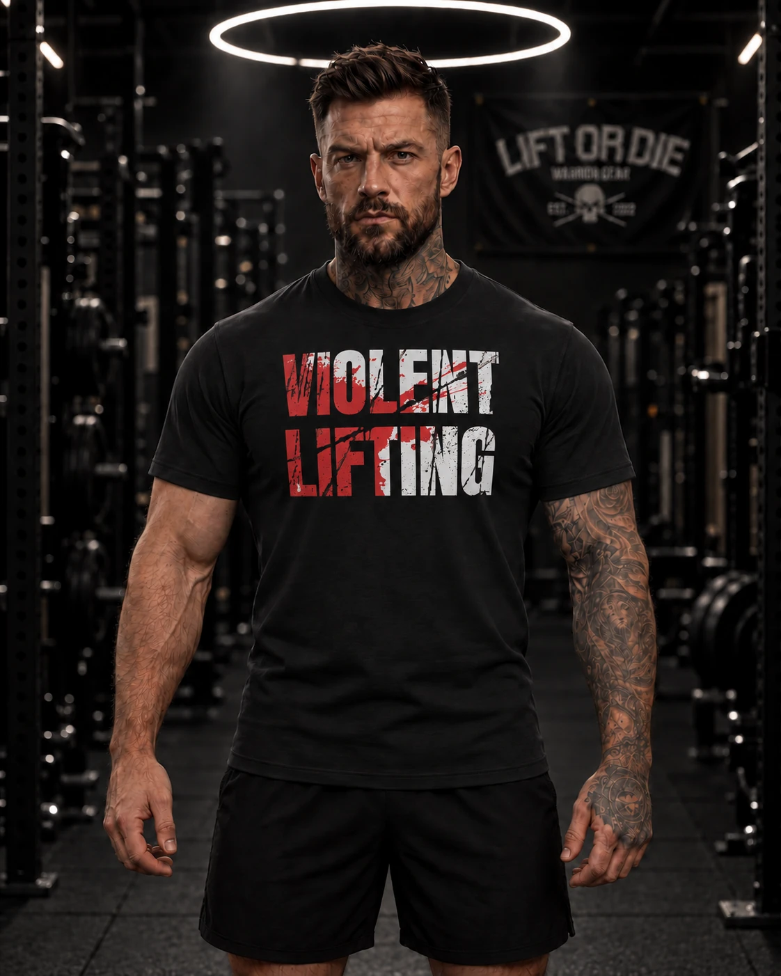 Kulturysta ubrany w czarną koszulkę z zakrwawionym logo Violent Lifting, marka Warrior Gear.