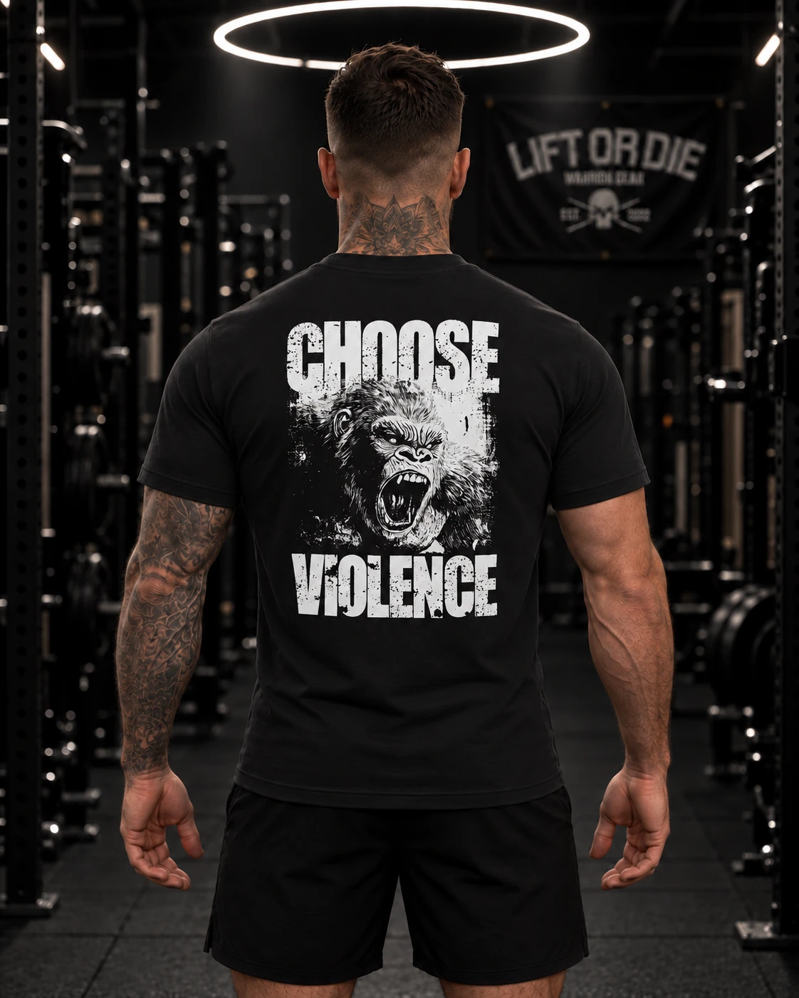 Vista desde la parte posterior de la camiseta negra Warrior Gear que muestra un gorila agresivo y el texto "Choose Violence" (Elige la violencia).