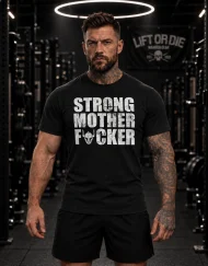 AthlÚte de strongman portant le t-shirt de musculation noir Strong Mother Fcker de face, avec le détail du casque viking dans la typographie.