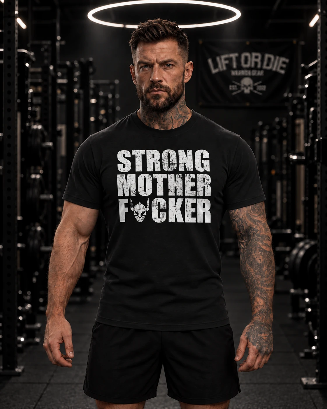 Atleta strongman con la camiseta negra de gimnasio Strong Mother Fcker vista de frente, con el detalle del casco vikingo en la tipografía.