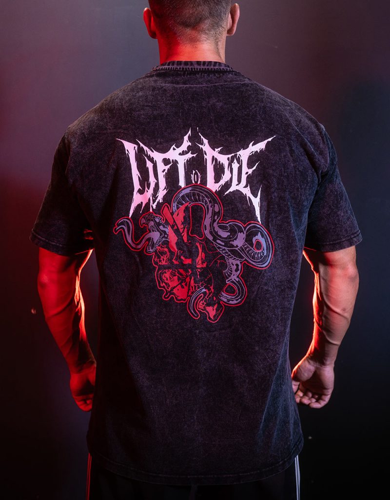 Vista posteriore della t-shirt scolorita Warrior Gear con la grande stampa serigrafica raffigurante un serpente, un teschio rosso e la scritta Lift or Die.