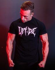 Homme musclé contractant les bras avec le t-shirt de sport extensible et moulant Warrior Gear.