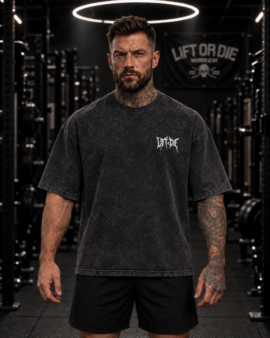 Atleta que lleva puesta una camiseta de gimnasio negra, descolorida y de talla grande, vista desde el frente, con un discreto logotipo de estilo death metal de Lift or Die sobre el corazón.