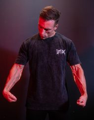 AthlÚte de face portant le t-shirt de musculation délavé noir style vintage Warrior Gear avec coupe oversize.