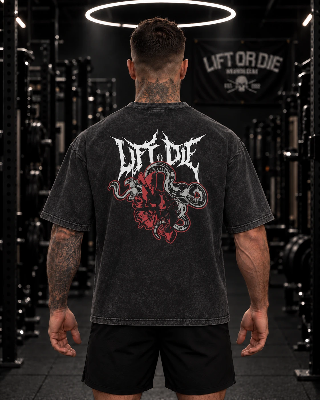 Vista desde la parte posterior de la camiseta extragrande Warrior Gear con una calavera roja y serpientes, perfecta para entrenamientos powerlifting de pesas y strongman.