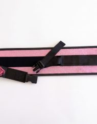 Sangle ajustable et boucle à clip de la ceinture de hip thrust rose pailletée pour haltères et kettlebells.