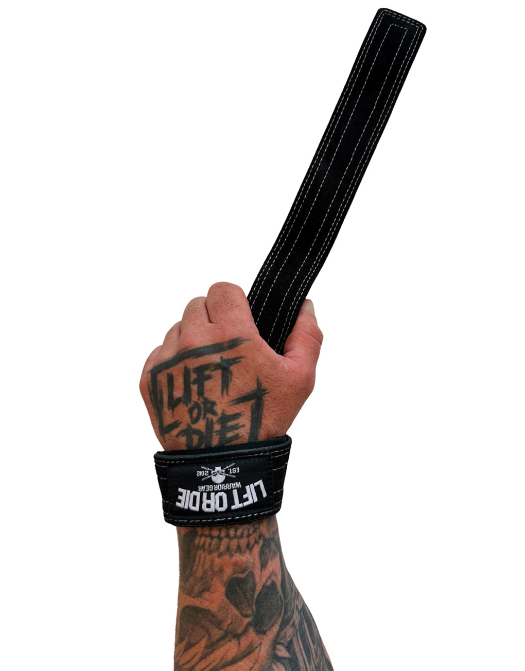 Sangle de musculation en cuir noir portée au poignet par un athlète, montrant l'écusson officiel Lift or Die avant une série lourde de deadlift.