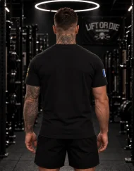 Widok z tyłu koszulki kulturystycznej Warrior Gear, ukazujący flagę Francji i naszywkę Lift or Die na rękawach.
