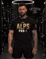 Athlète de musculation portant de face le t-shirt noir en édition limitée The Alps Pro #1, collaboration officielle WRPF France et Warrior Gear.