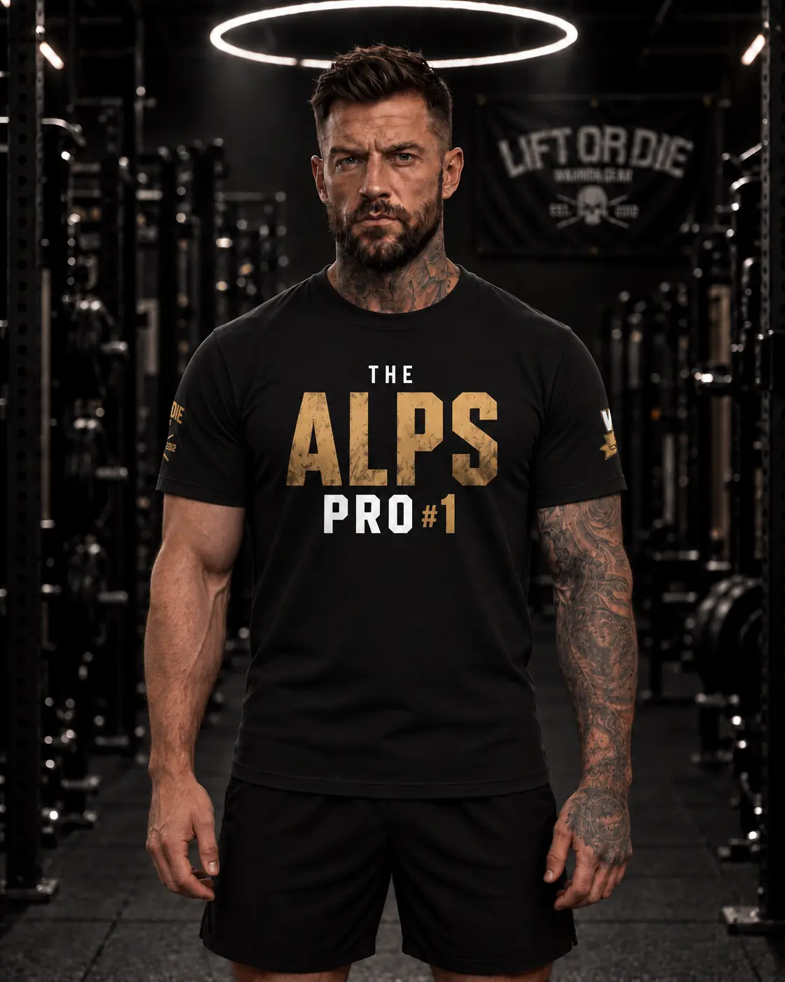 Atleta de gimnasio luciendo la camiseta negra de edición limitada The Alps Pro #1, colaboración oficial entre WRPF France y Warrior Gear.