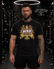 Zawodnik powerlifting ubrany w czarną koszulkę WRPF France, zwrócony twarzą do przodu, na herbie RAW widnieją lwy tej federacji.